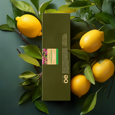 immagine del prodotto fiala essenza ambientata su sfondo verde con intorno limoni